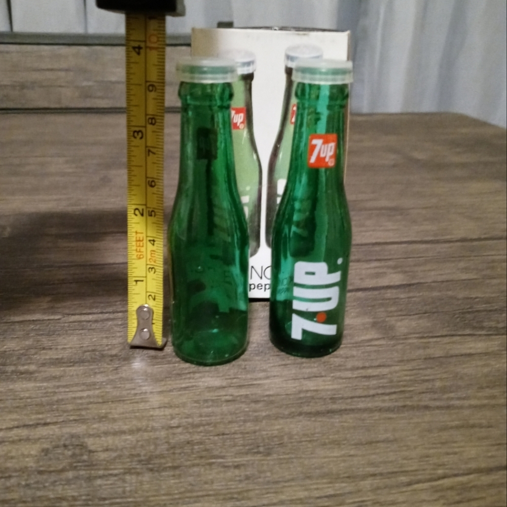 7•UP Salt & Pepper Shakers - Picture 4 of 4